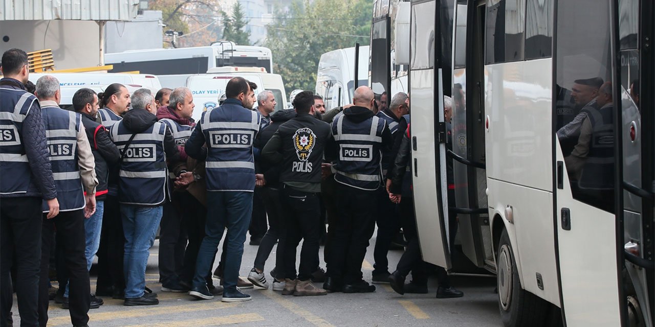 İzmir derbisinde yaşanan olaylara ilişkin gözaltına alınan 28 şüpheli adliyede