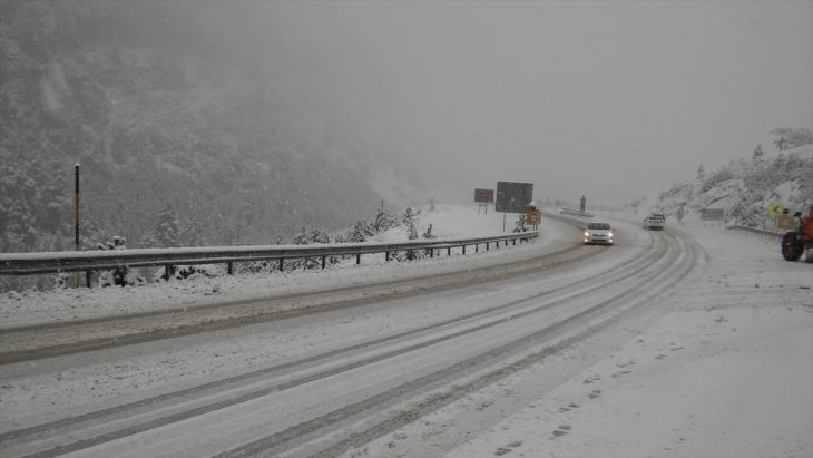 Konya-Antalya kara yolunda kar yağışı