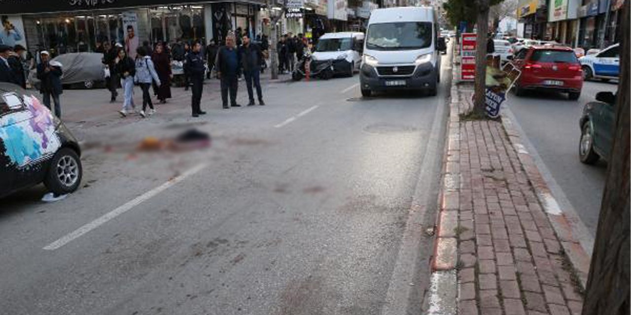 Caddenin ortasında boynundan bıçaklandı!