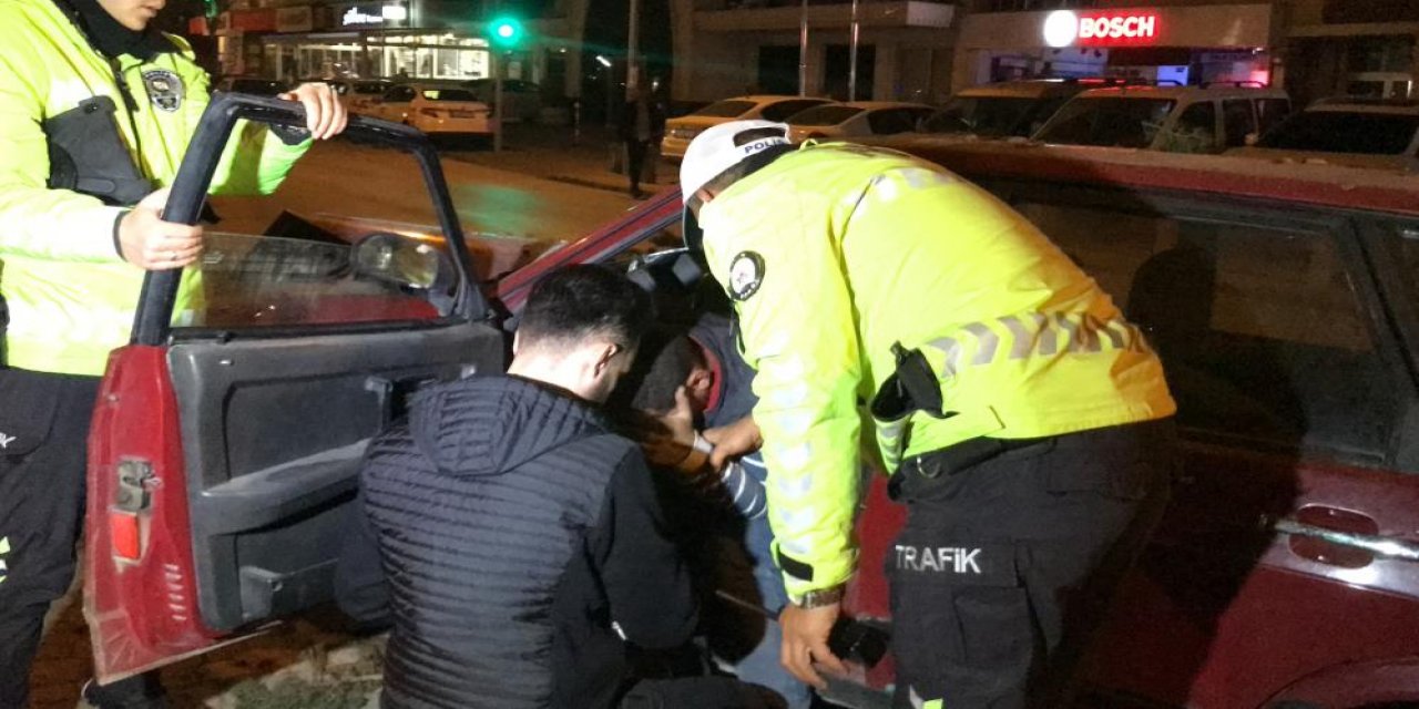 Konya’da otomobil ağaca çarptı! İlk müdahaleyi yoldan geçen sağlık çalışanı yaptı
