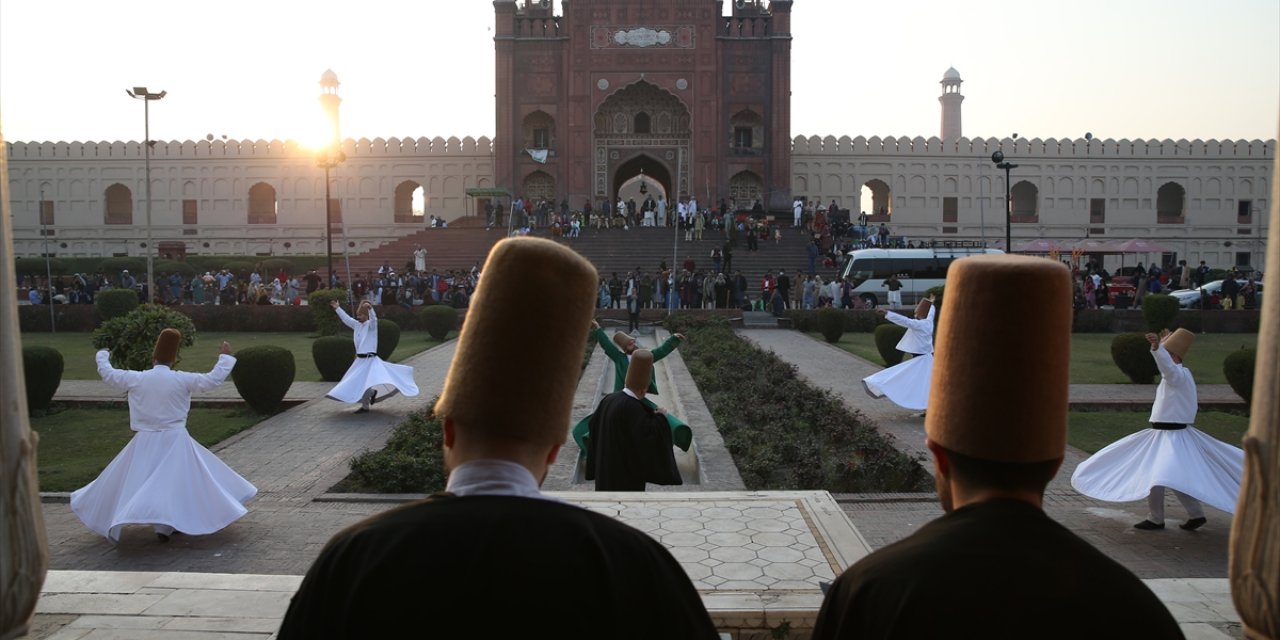 Konya Büyükşehir’in Sema Topluluğu Pakistan’da sema gösterisi icra etti