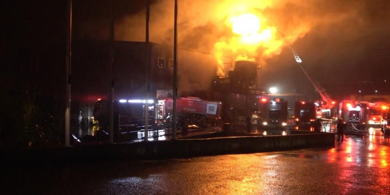 Geri dönüşüm fabrikasında çıkan yangın güçlükle söndürüldü