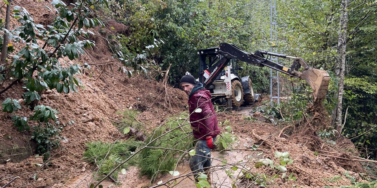 Heyelan nedeniyle 2 köy yolu ulaşıma kapandı