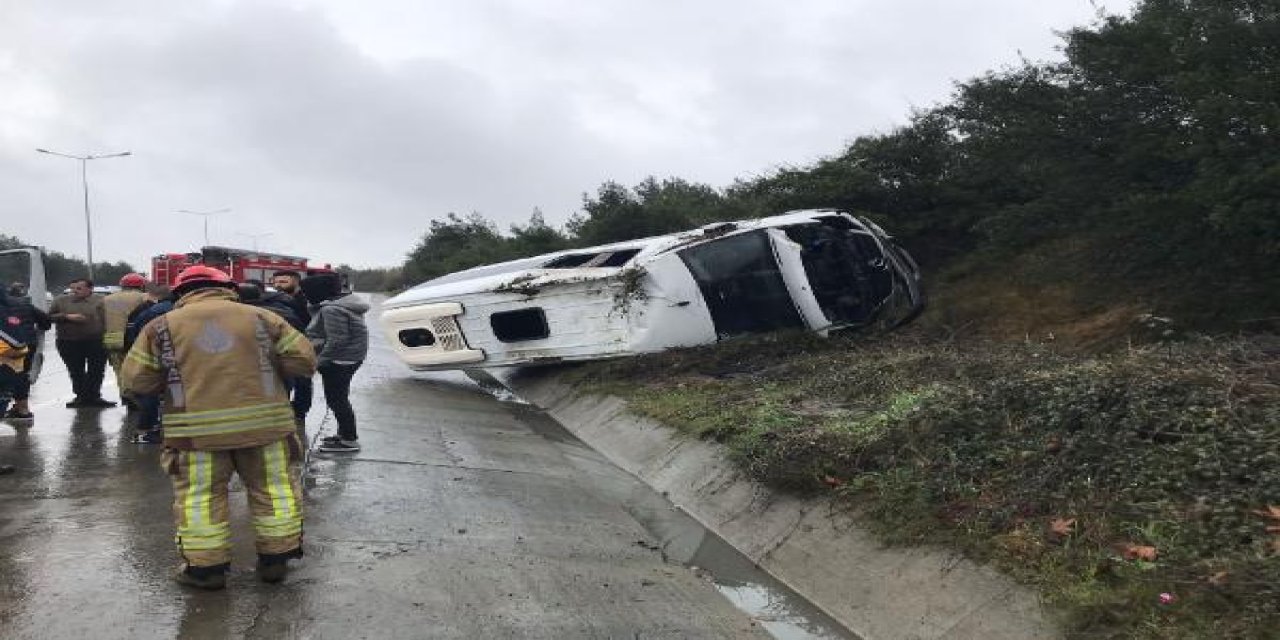 Turistleri havalimanına götüren minibüs devrildi: 2’si ağır 10 yaralı
