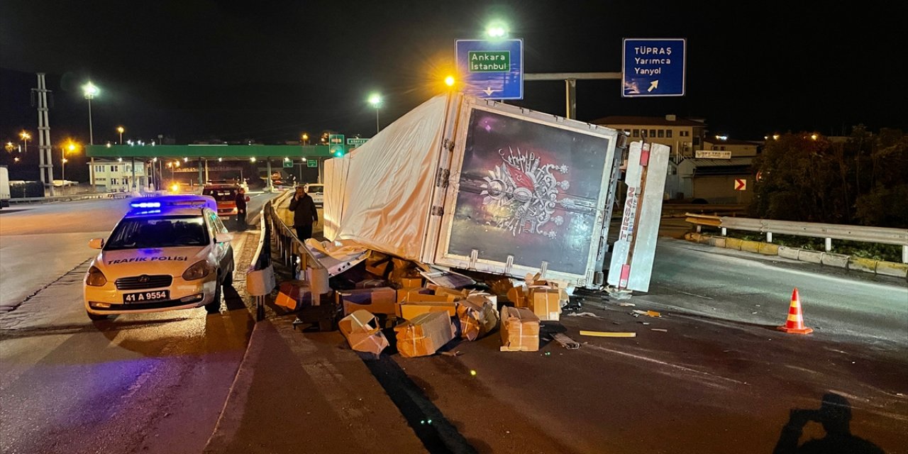 Kağıt yüklü TIR devrildi, sürücü yaralı kurtuldu