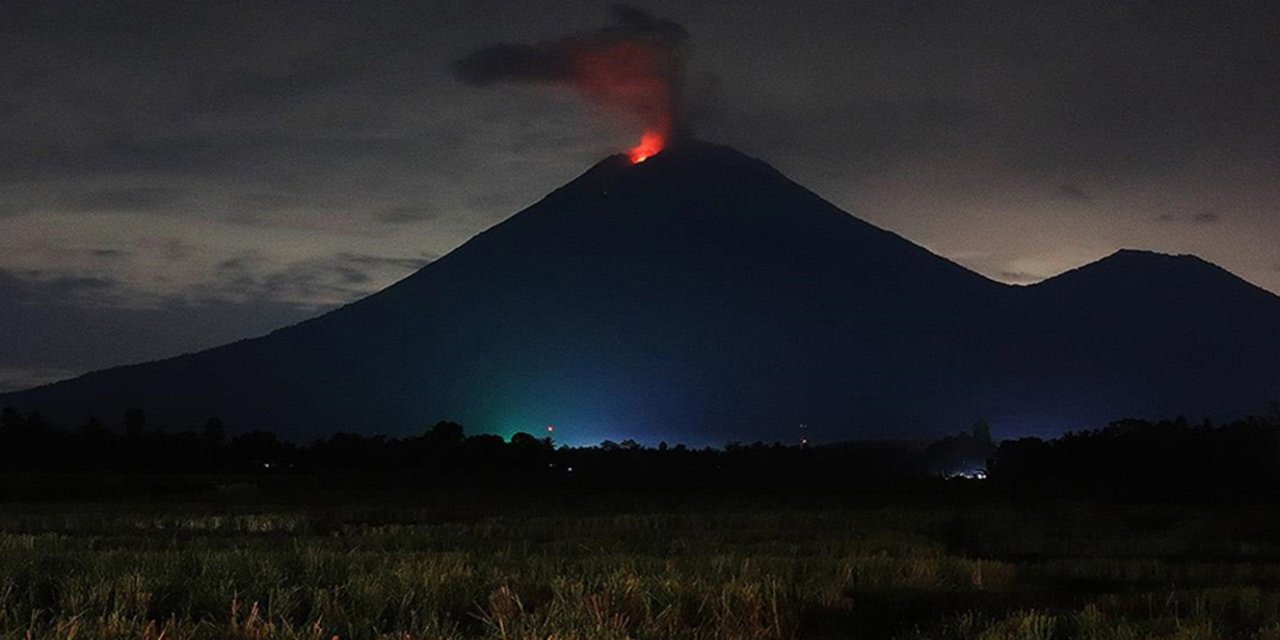 3 bin metre yüksekliğindeki yanardağ lav püskürttü