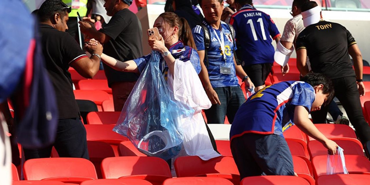 Japon taraftarlar, Dünya Kupası'nda takdir toplamaya devam ediyor