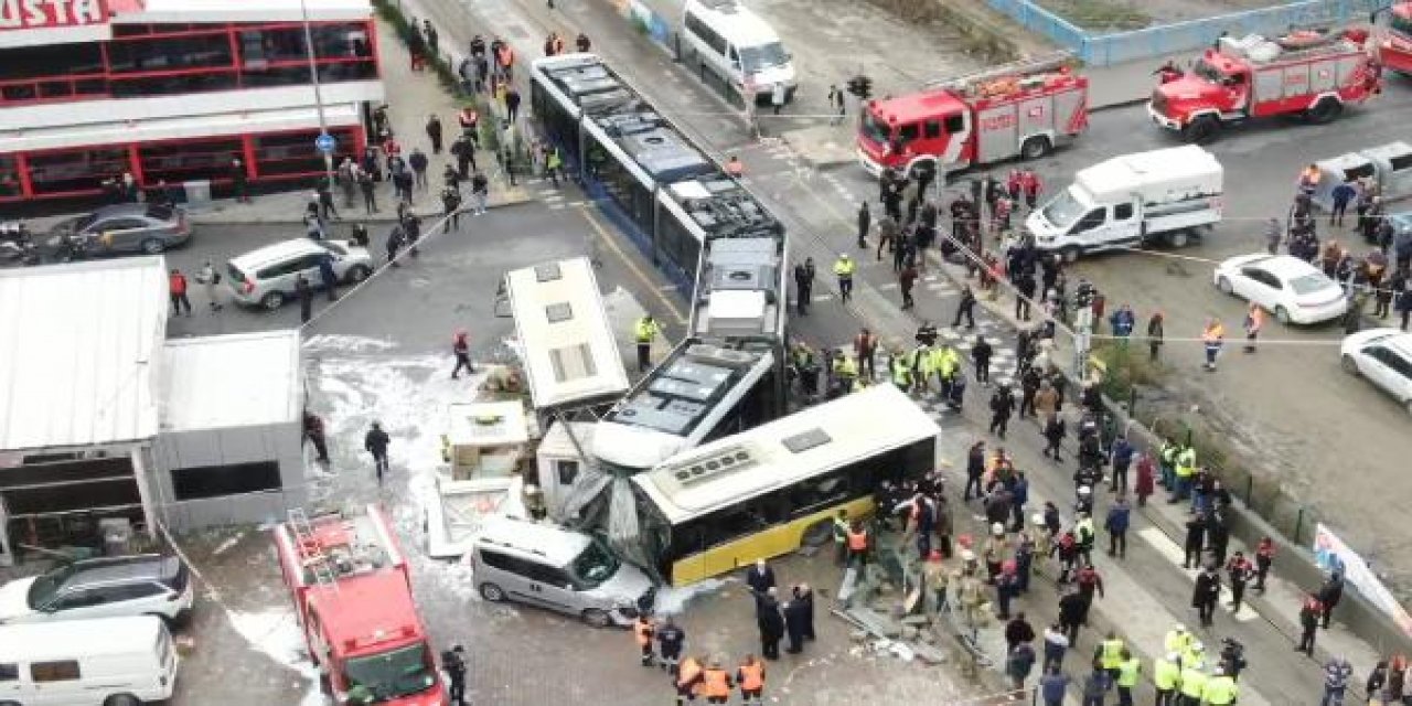 Belediye otobüsü ile tramvay çarpıştı: 4’ü ağır 19 yaralı