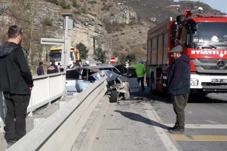 Otomobil bariyerlere çarptı: 1 ölü, 2 yaralı