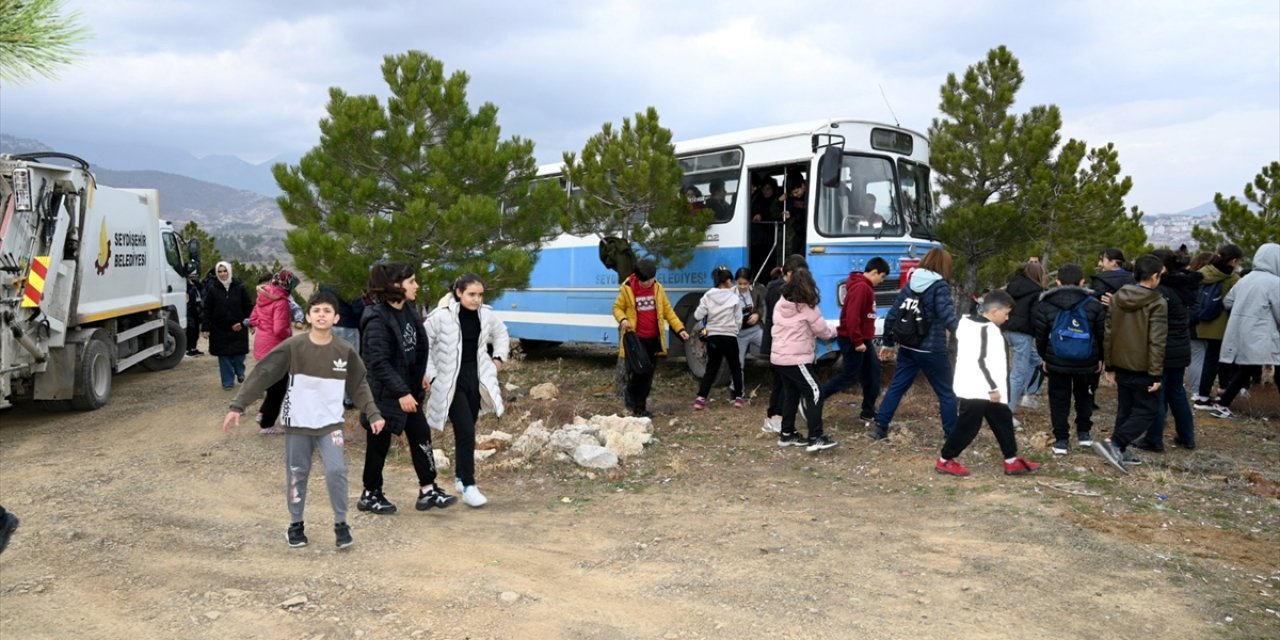 Konya’da ortaokul öğrencileri 15 bin meşe palamudunu toprakla buluşturdu