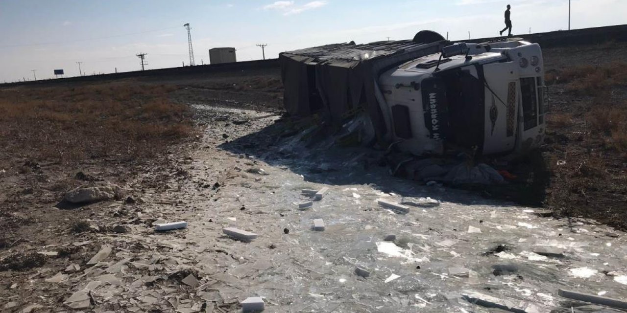 Konya’da cam yüklü kamyon şarampole devrildi