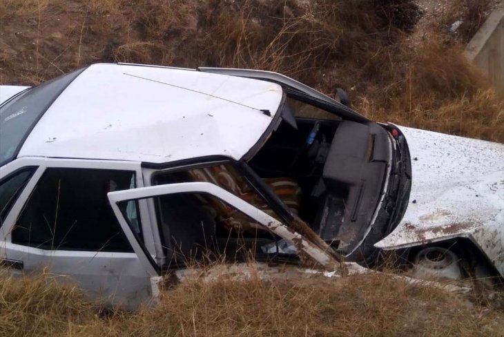 Aksaray-Konya yolunda otomobil devrildi: 2 yaralı