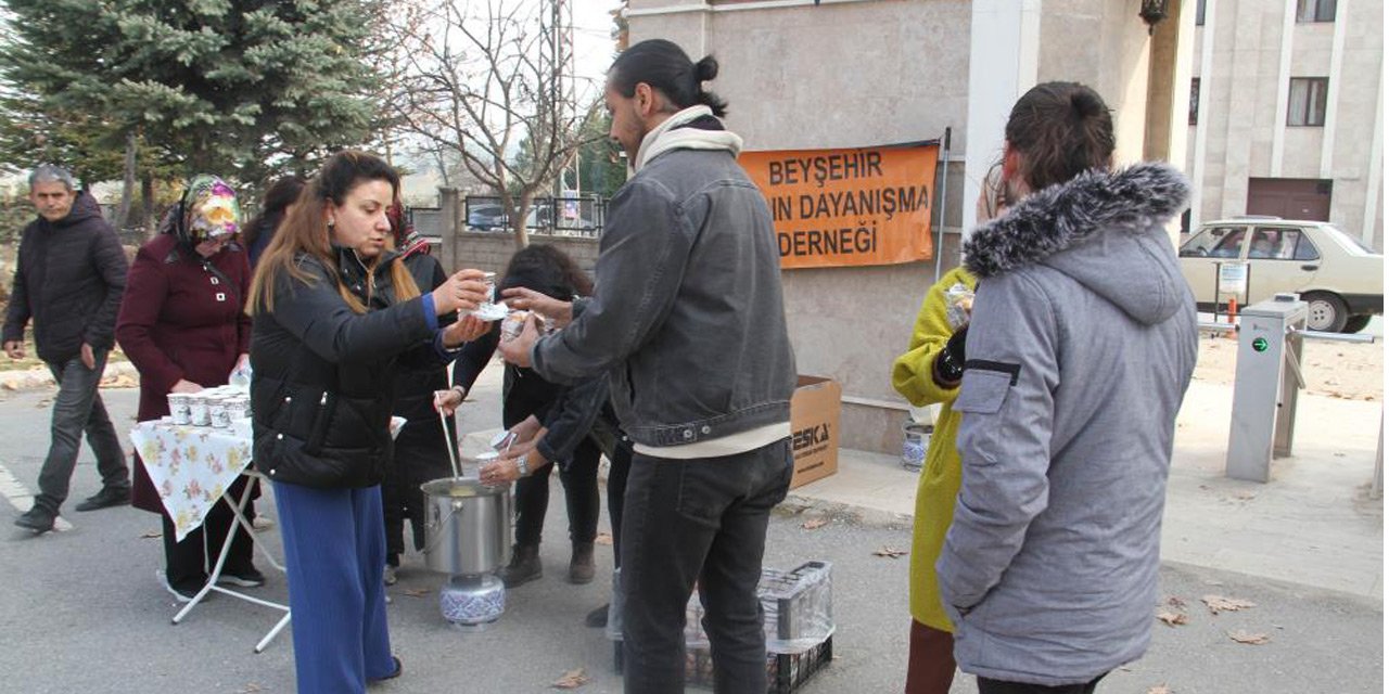 Konya Beyşehir’de kadınlar, öğrencilere çorba ikramında bulundu