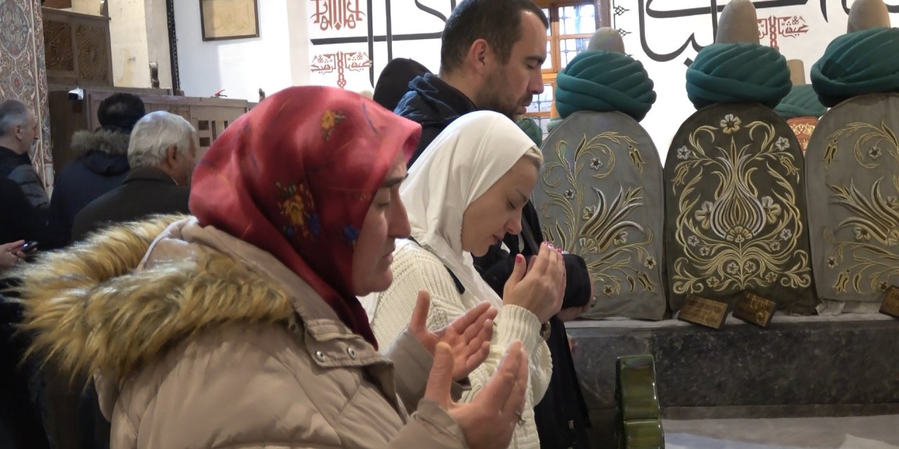 Konya’da Mevlana'yı anma törenlerine yerli ve yabancı turistler ilgi gösteriyor