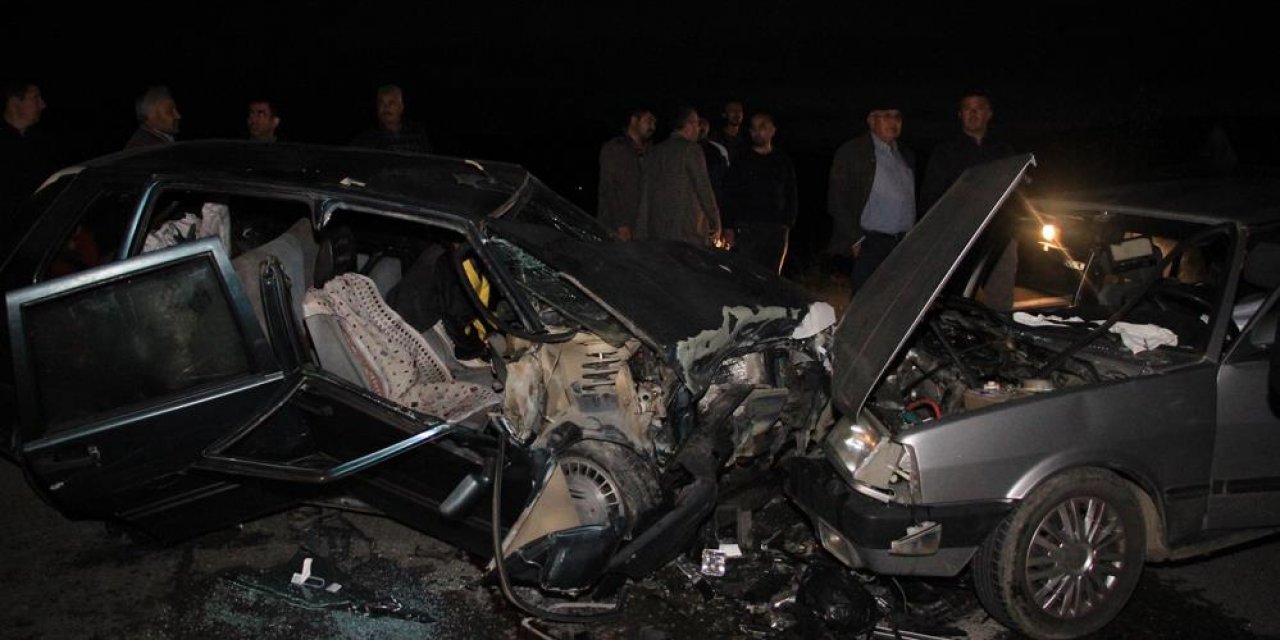 İki otomobil kafa kafaya çarpıştı: 1 ölü, 2’si çocuk 5 yaralı