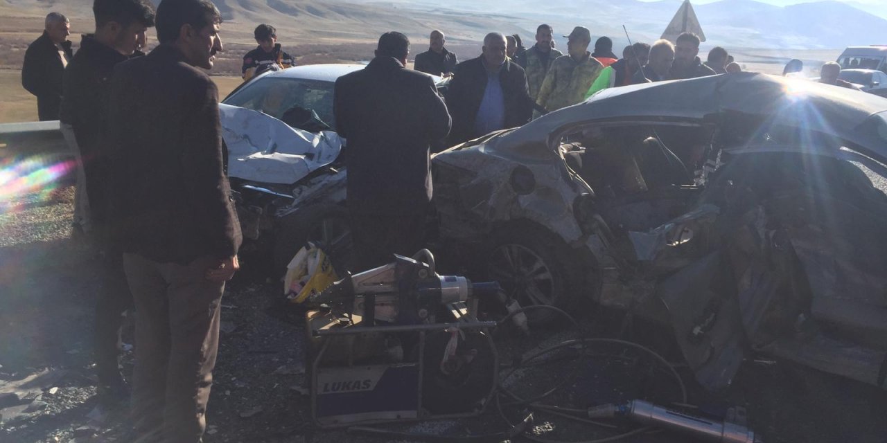 Feci kaza! İki otomobil kafa kafaya çarpıştı: 1 ölü, 2'si ağır 6 yaralı