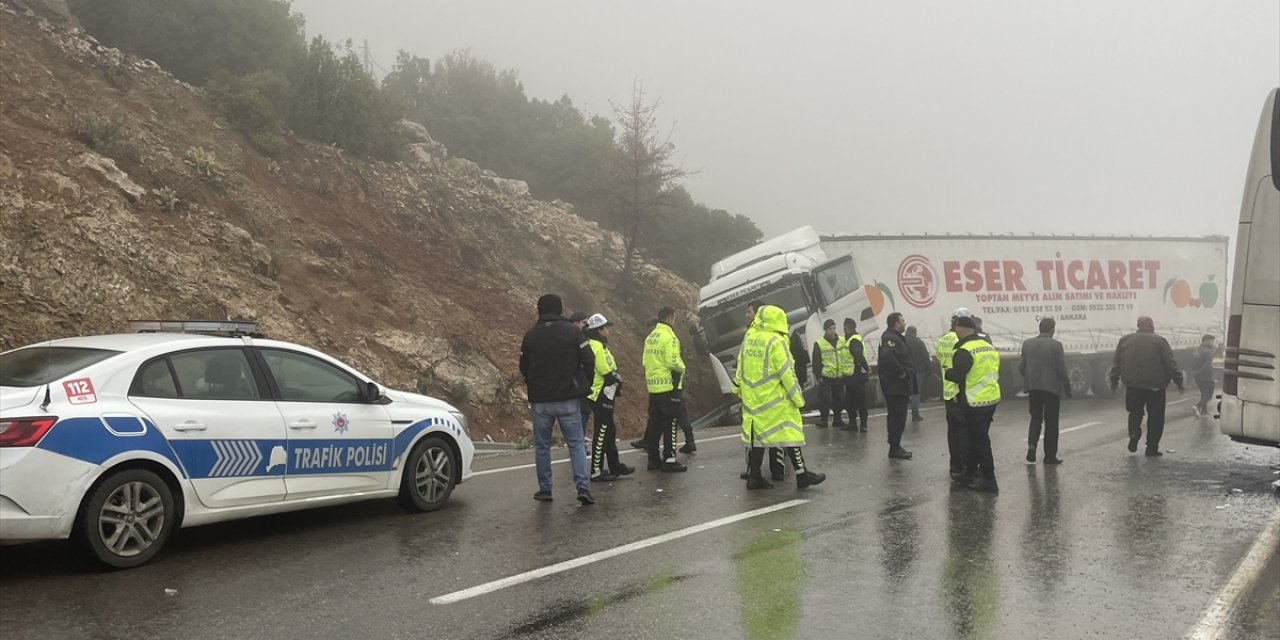 Yolcu otobüsü ile TIR çarpıştı!