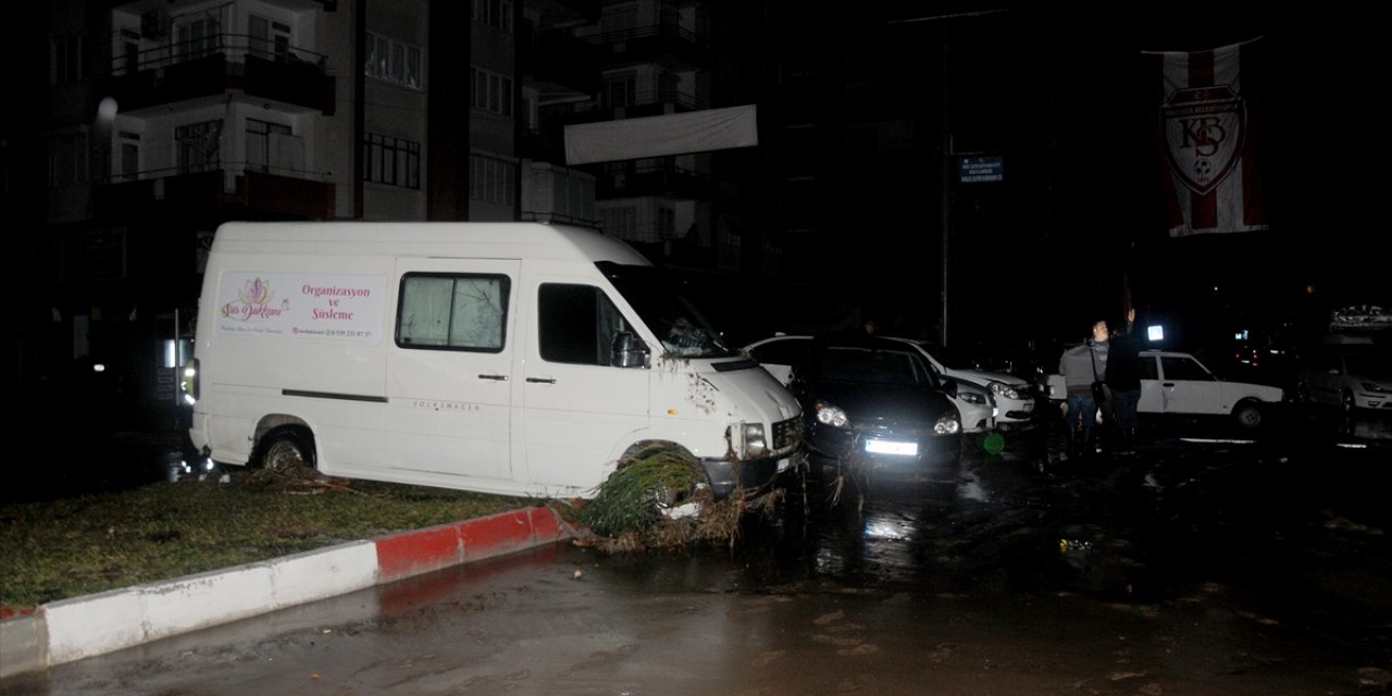 Bir ilimizde kuvvetli yağmur sele neden oldu! Ev ve iş yerlerini su bastı