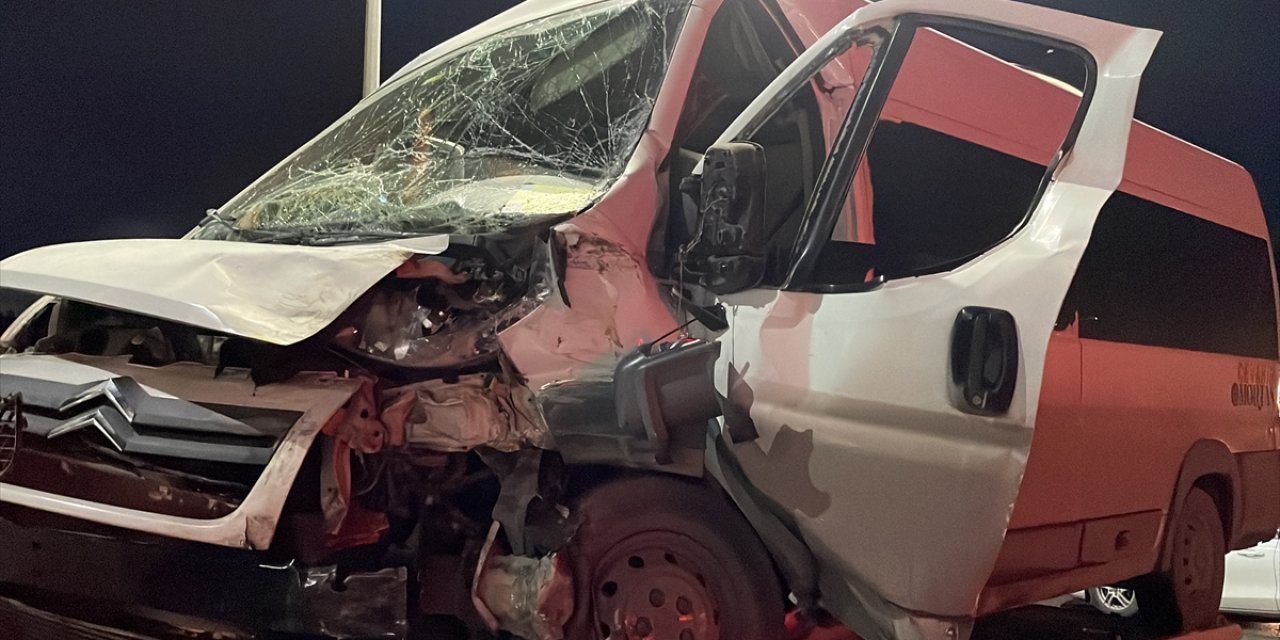 Belediye otobüsü ile işçi servisi çarpıştı: 14 yaralı