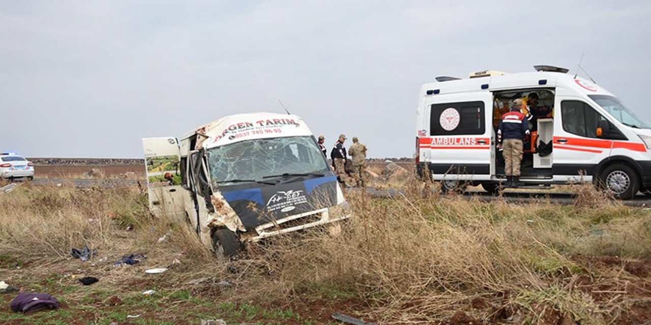 Tarım işçilerini taşıyan minibüs devrildi: 23 yaralı!