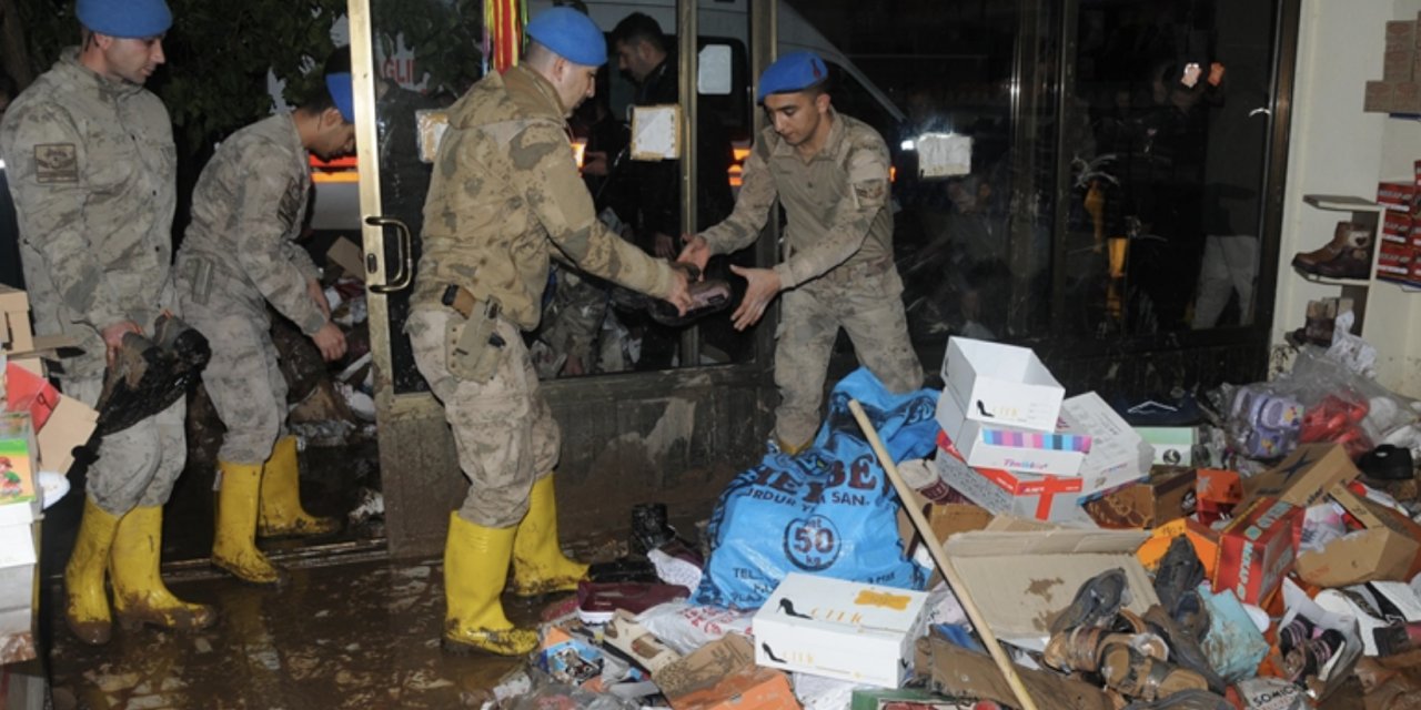 Mehmetçik, Antalya'da afetzedeler için seferber oldu