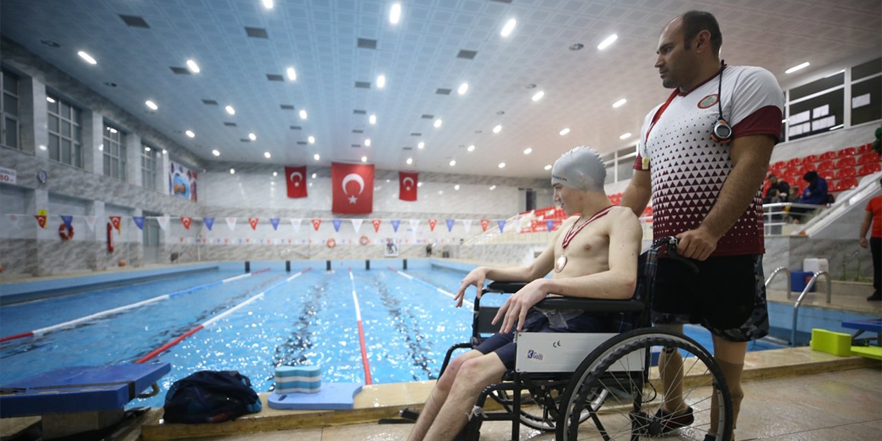 Protezli öğretmen, engelli sporcularıyla Konya’da bir ilki gerçekleştirdi