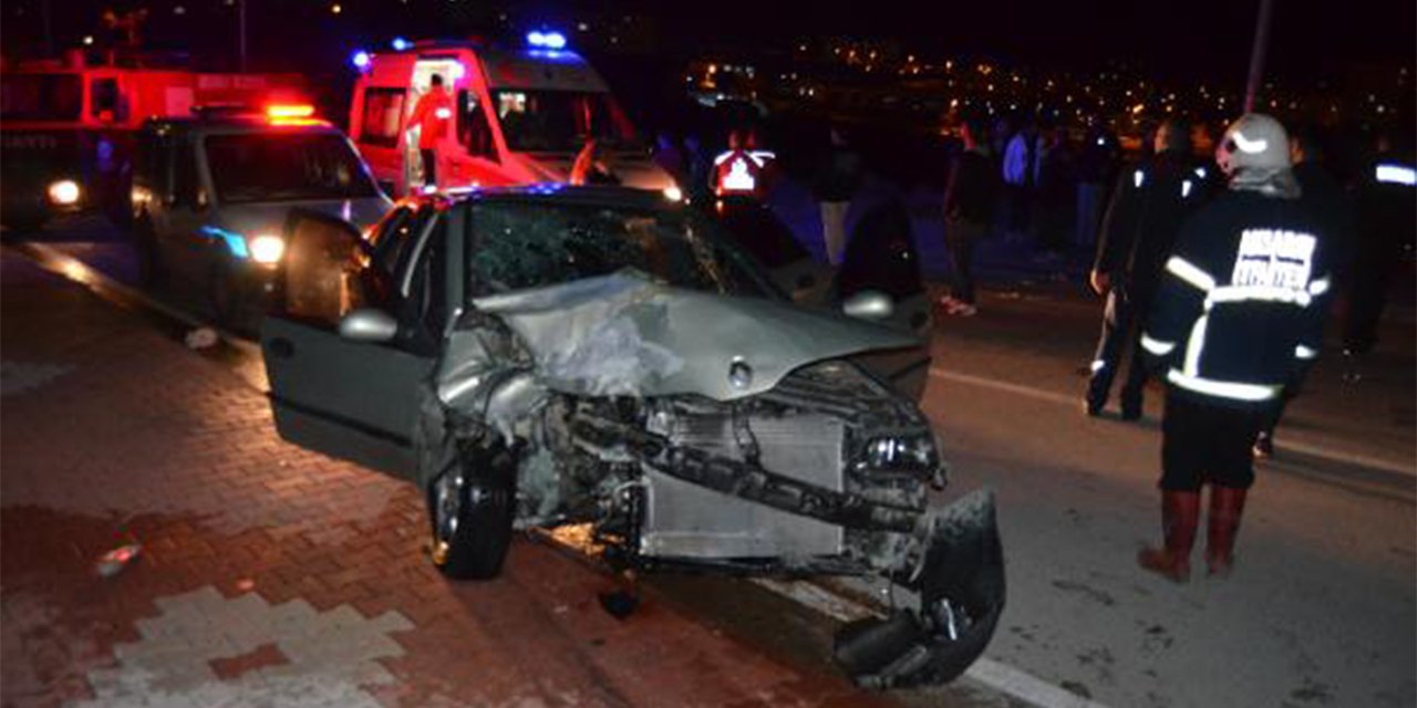 İki otomobil kafa kafaya çarpıştı: 6 yaralı