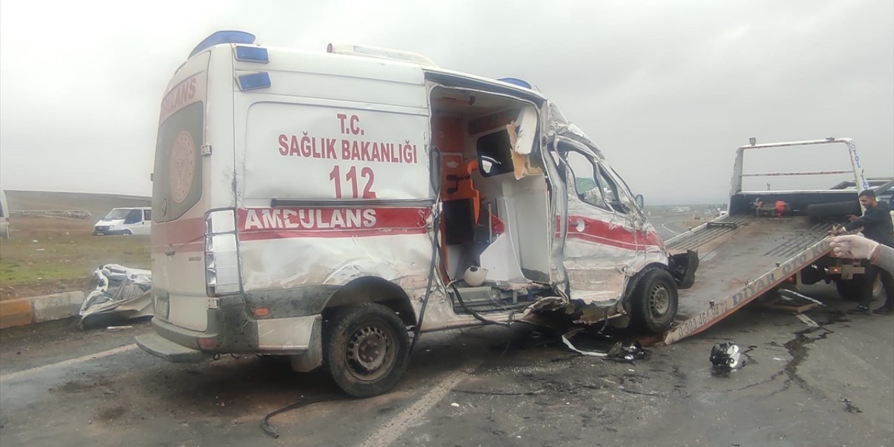 Ambulans ile TIR çarpıştı: 1'i çocuk, 4'ü sağlık çalışanı 6 yaralı