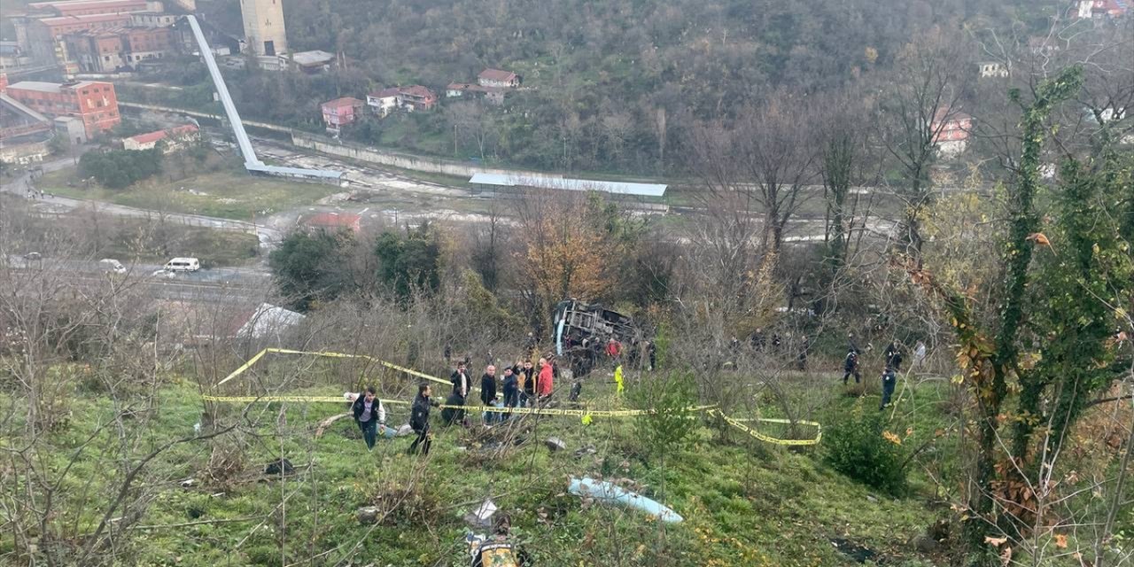 Öğrenci servisi şarampole devrildi: Ölü ve yaralılar var