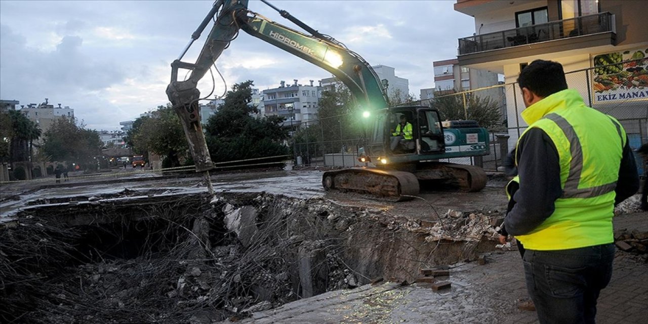 Kumluca'da selden etkilenen bölgelerde çalışmalar sürüyor