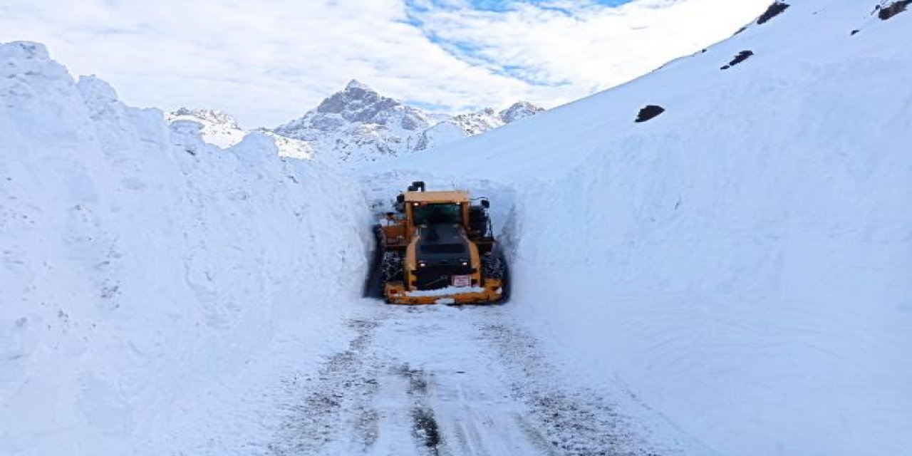 Kar kalınlığının 4 metreyi aştığı askeri üs bölgesi yolunda çalışma yapılıyor