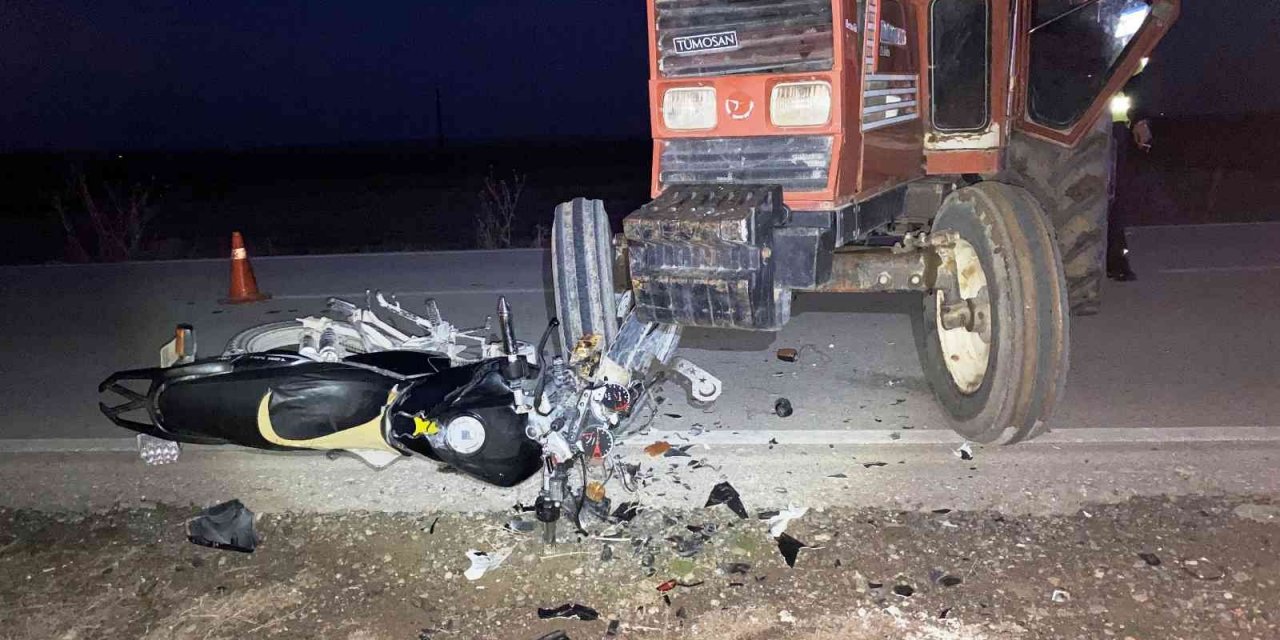 Konya'da motosiklet traktöre çarptı, 2 genç yaralandı