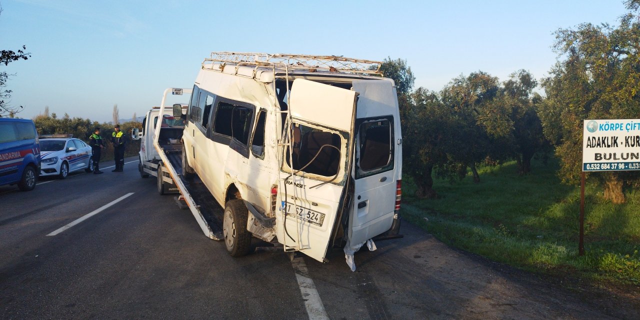 Tarım işçilerini taşıyan minibüs ile TIR çarpıştı: 2’si ağır 8 yaralı