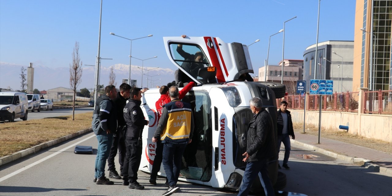 Hasta taşıyan ambulans ile evde sağlık hizmetleri aracı çarpıştı: 9 yaralı