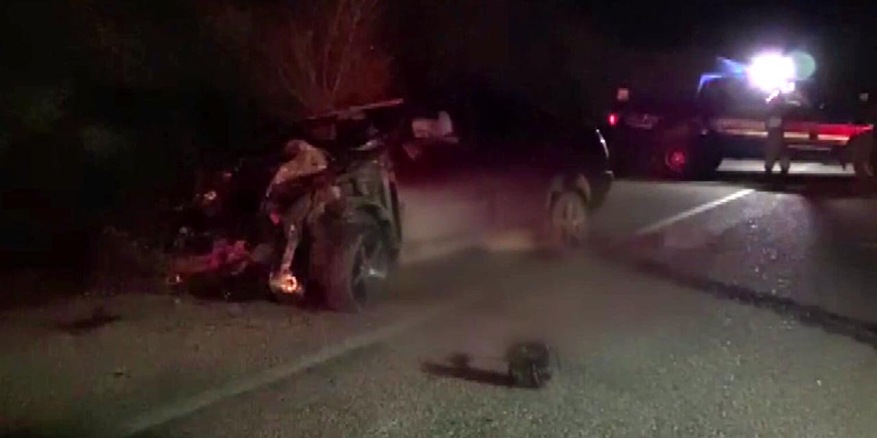 Kamyonetle otomobilin çarpıştığı feci kazada 2 kişi öldü, 7 kişi yaralandı