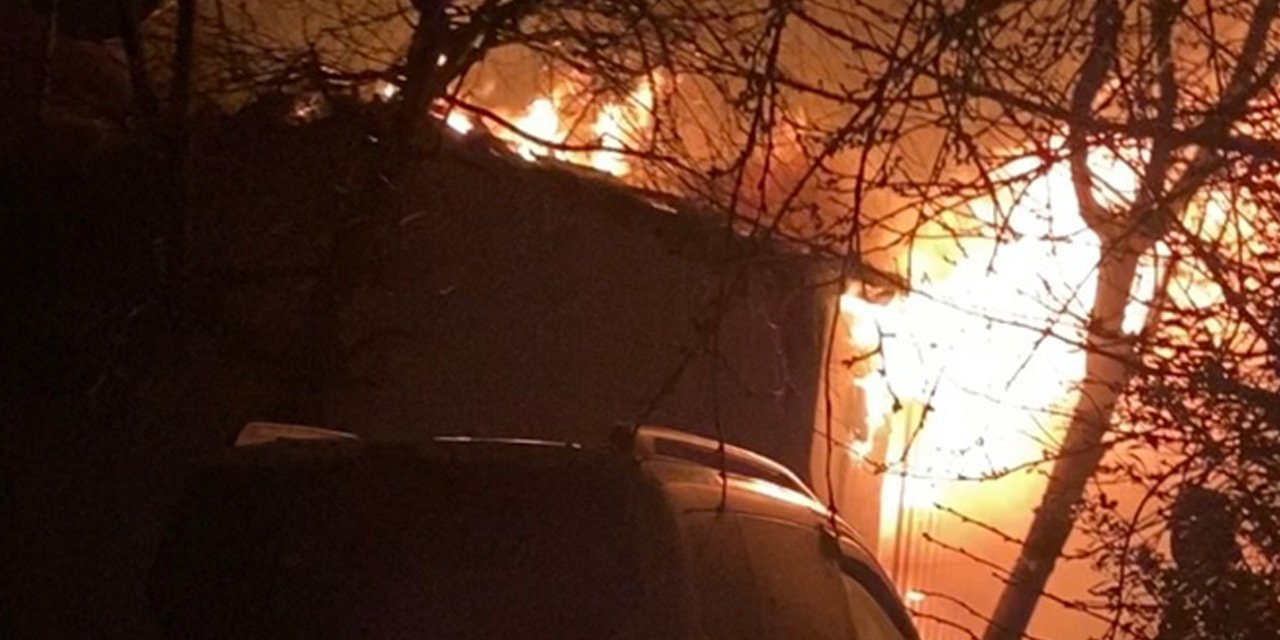 Gecekondu alevlere teslim oldu