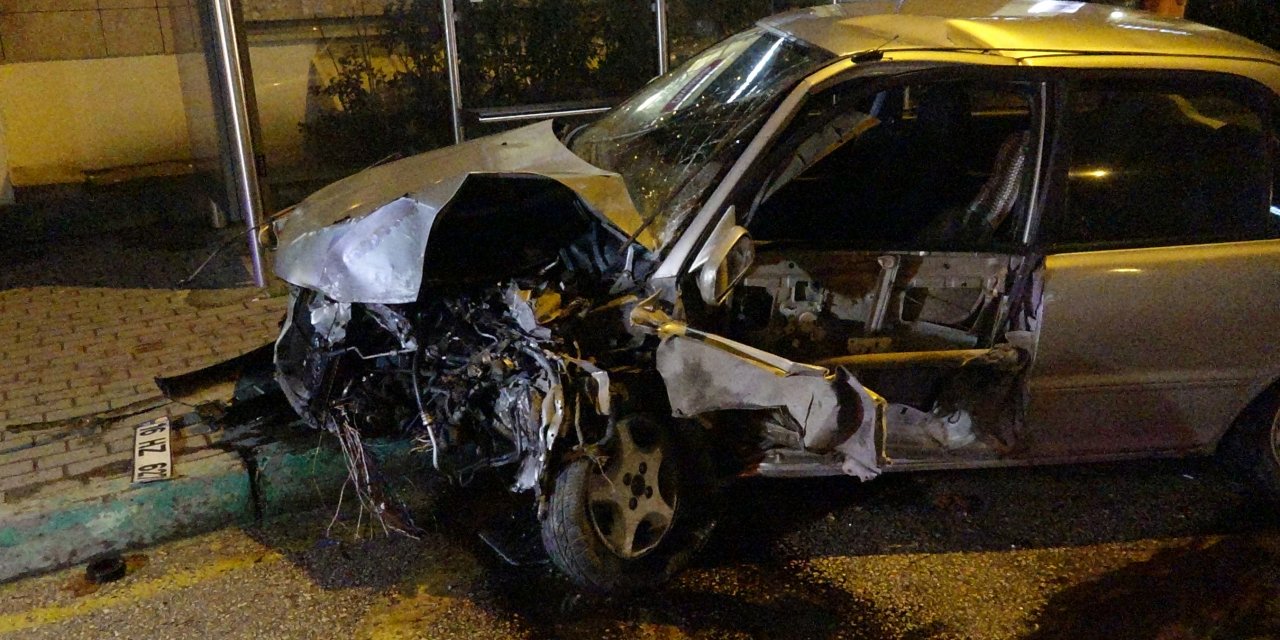 Kolu alçılı ve alkollü sürücü otobüs durağına daldı!