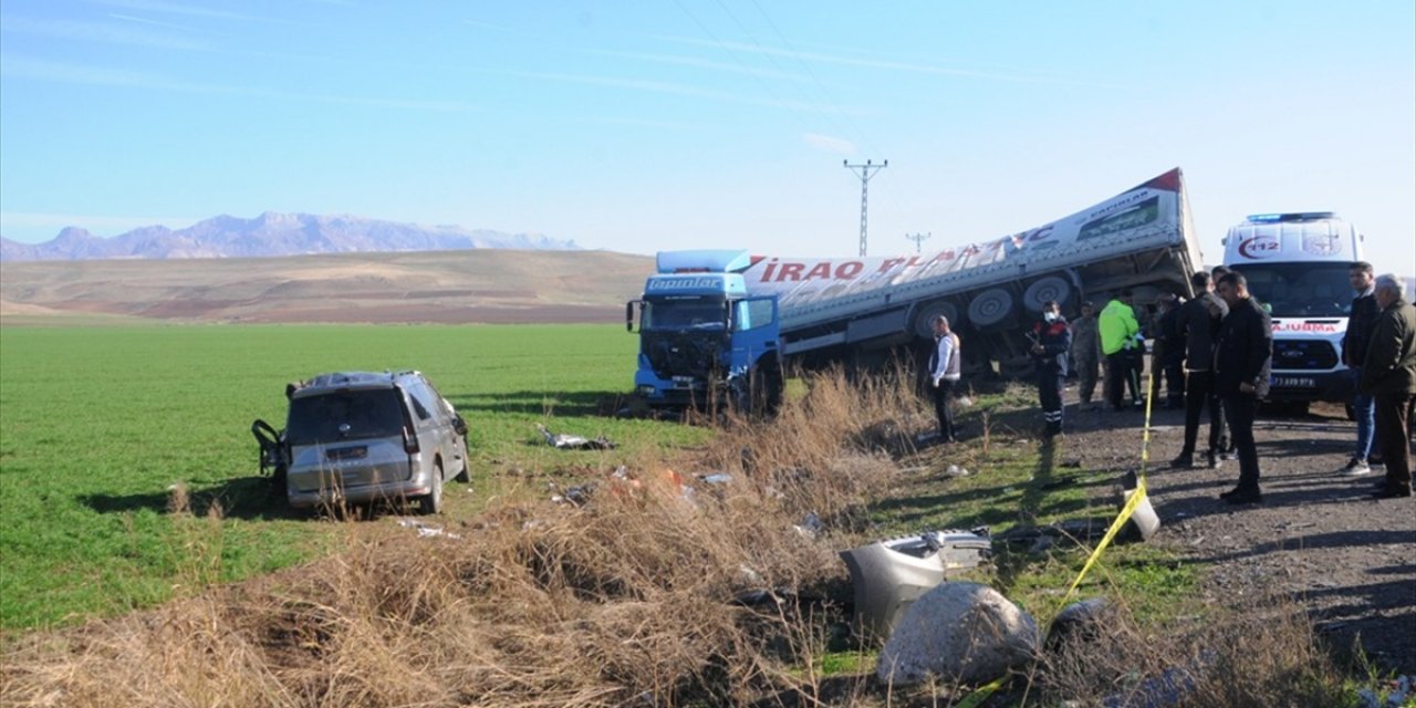 Feci kaza! TIR ile hafif ticari araç çarpıştı: 4 ölü, 2 yaralı