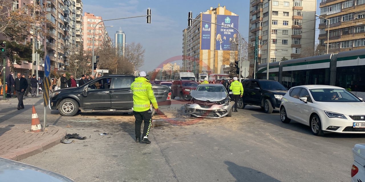 Son Dakika: Konya kent merkezinde iki otomobil çarpıştı! 6 yaralı var