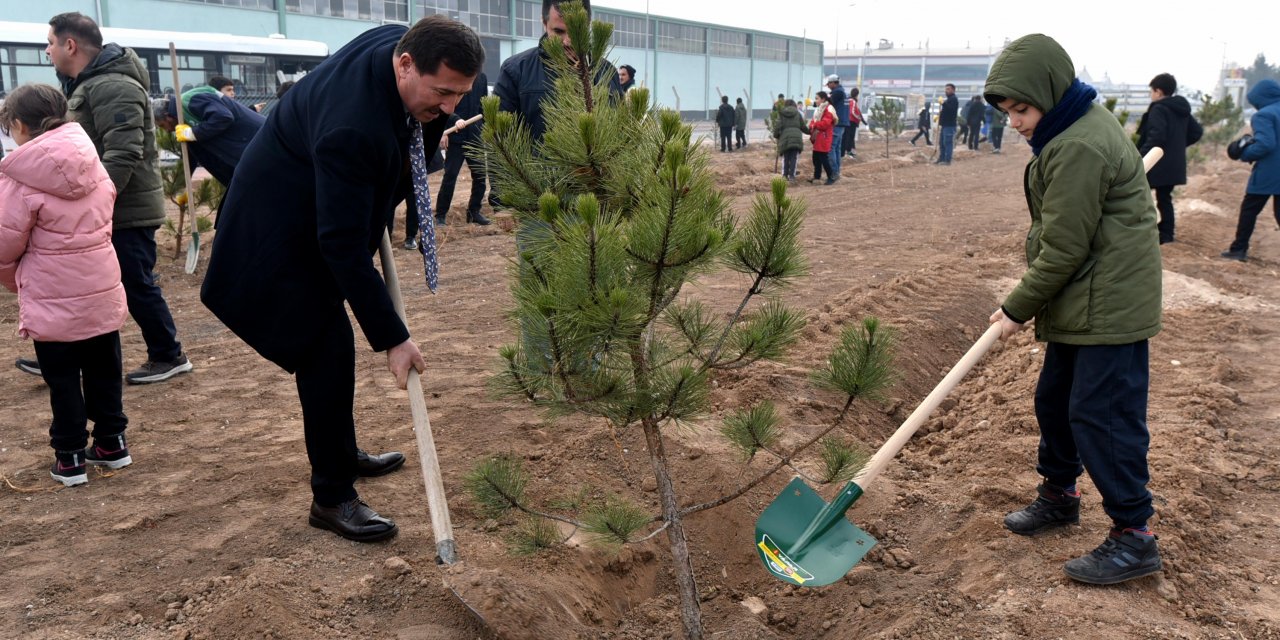 Başkan Kılca, öğrencilerle birlikte fidan dikti