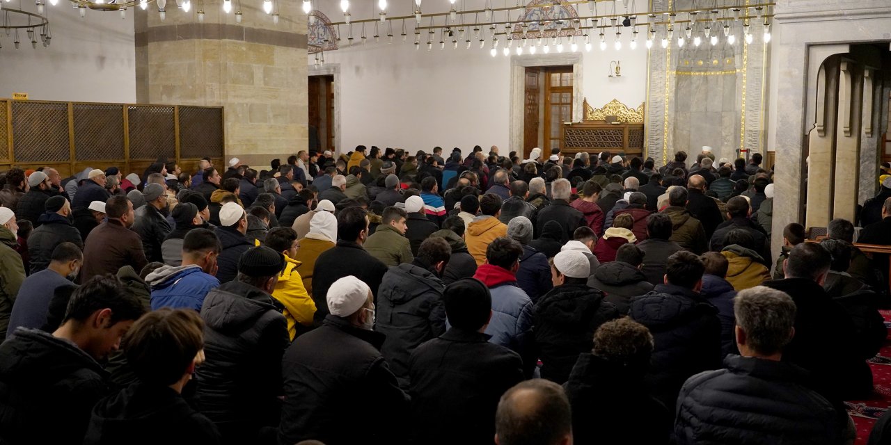 Konya’da liseli gençler ile babaları sabah namazında buluştu