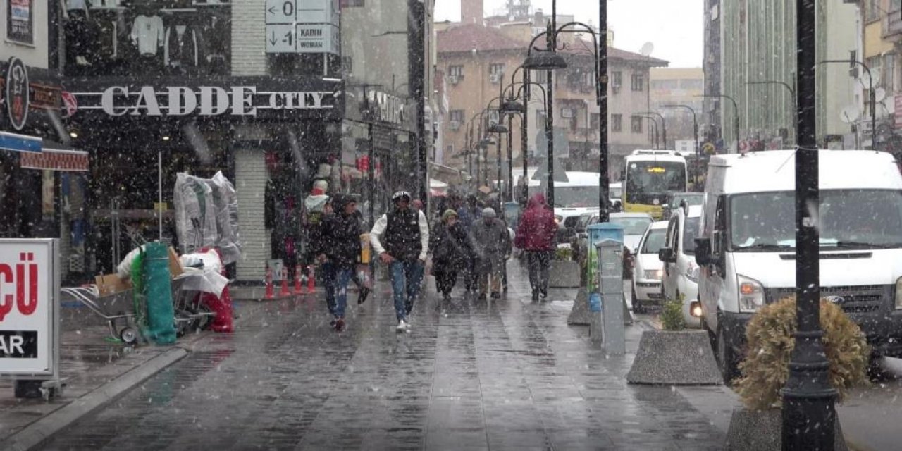 Konya’ya komşu ile mevsimin ilk karı yağdı