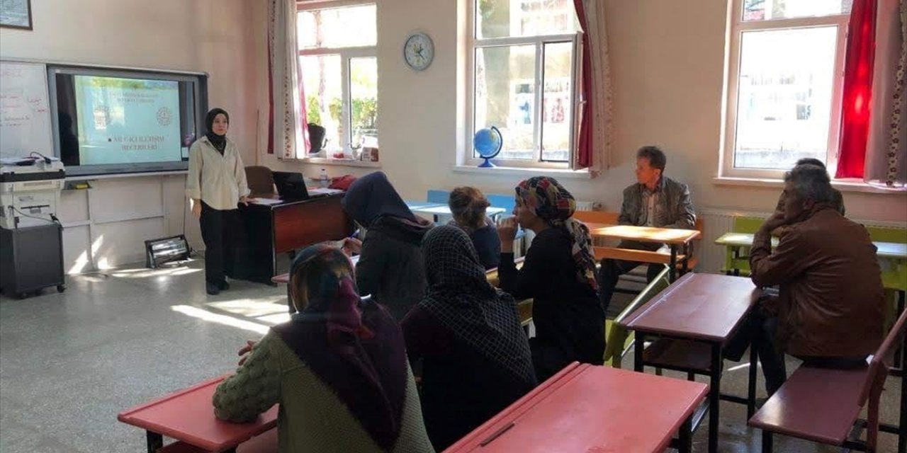 Konya Derebucak'ta "aile okulu" projesi eğitimleri yapılıyor