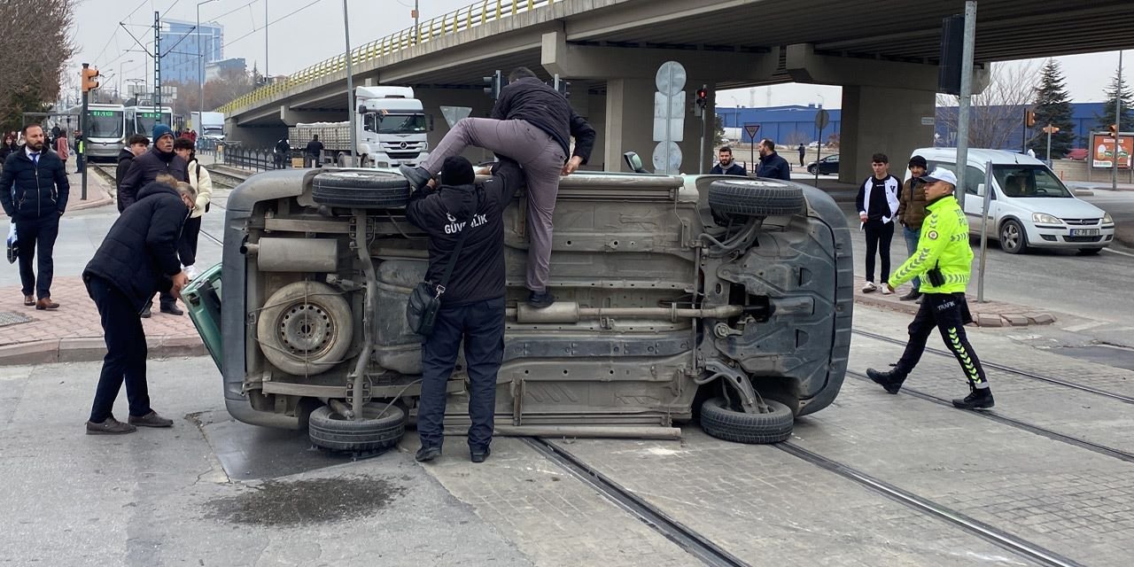 Konya’da seferleri durduran kaza! Otomobil tramvay yoluna devrildi