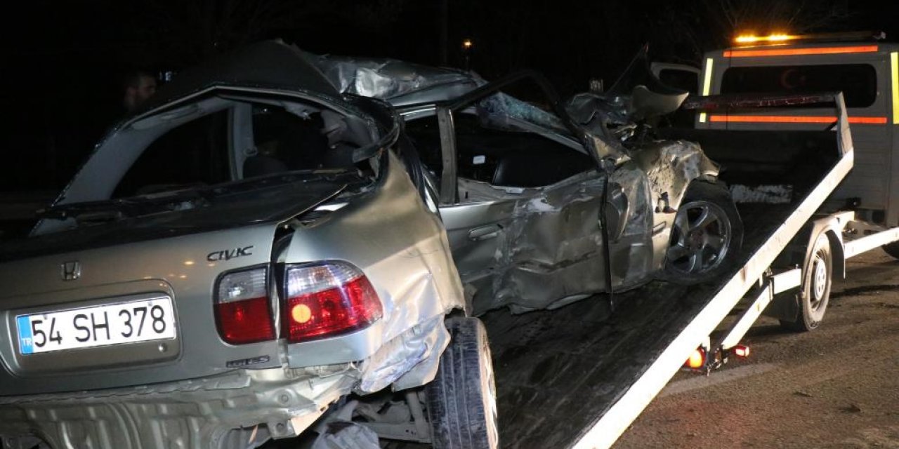 Bariyerlere giren otomobil kağıt gibi ezildi: Sürücü ağır yaralı