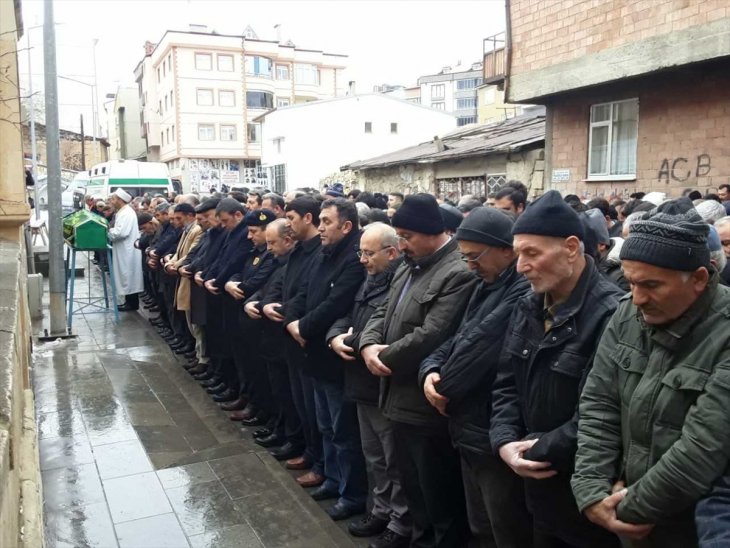 Bıçaklanarak öldürülen kadının cenazesi defnedildi