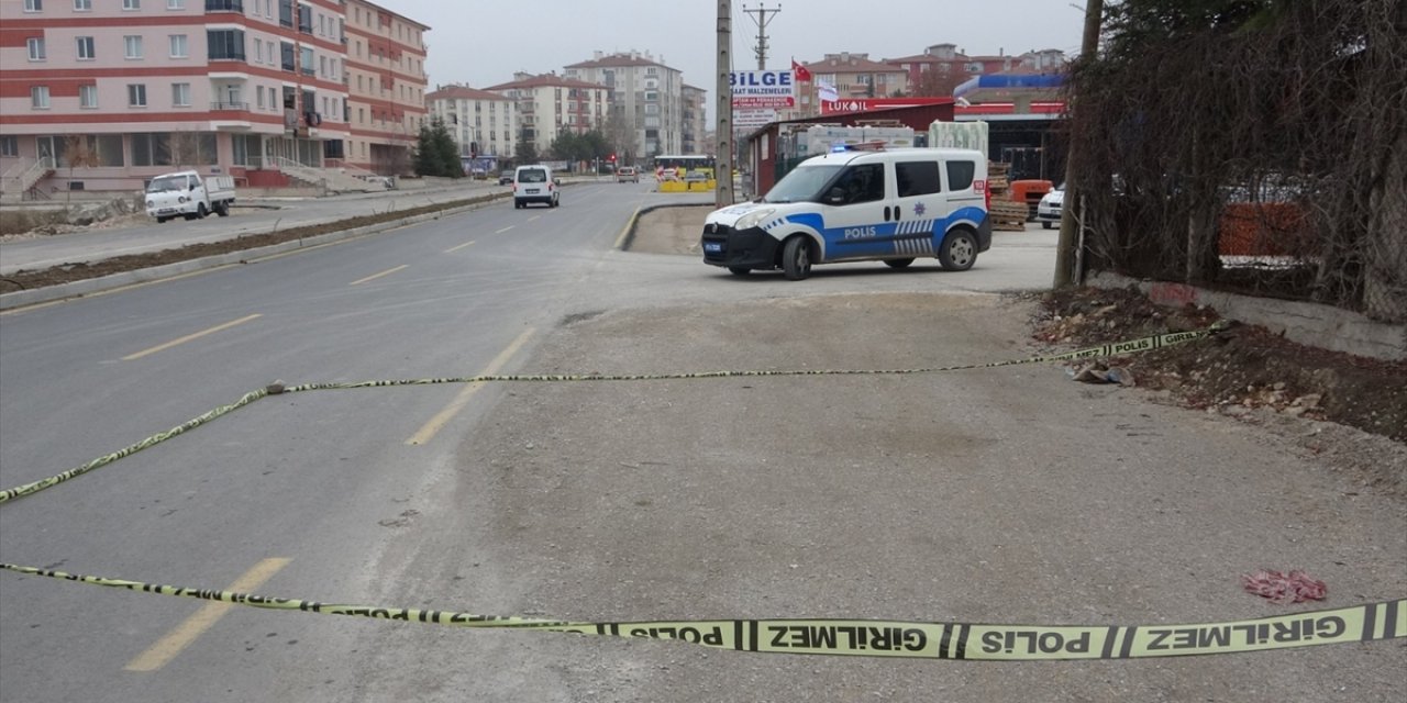 Sokak ortasında silahlı saldırıya uğrayan 20 yaşındaki genç öldü