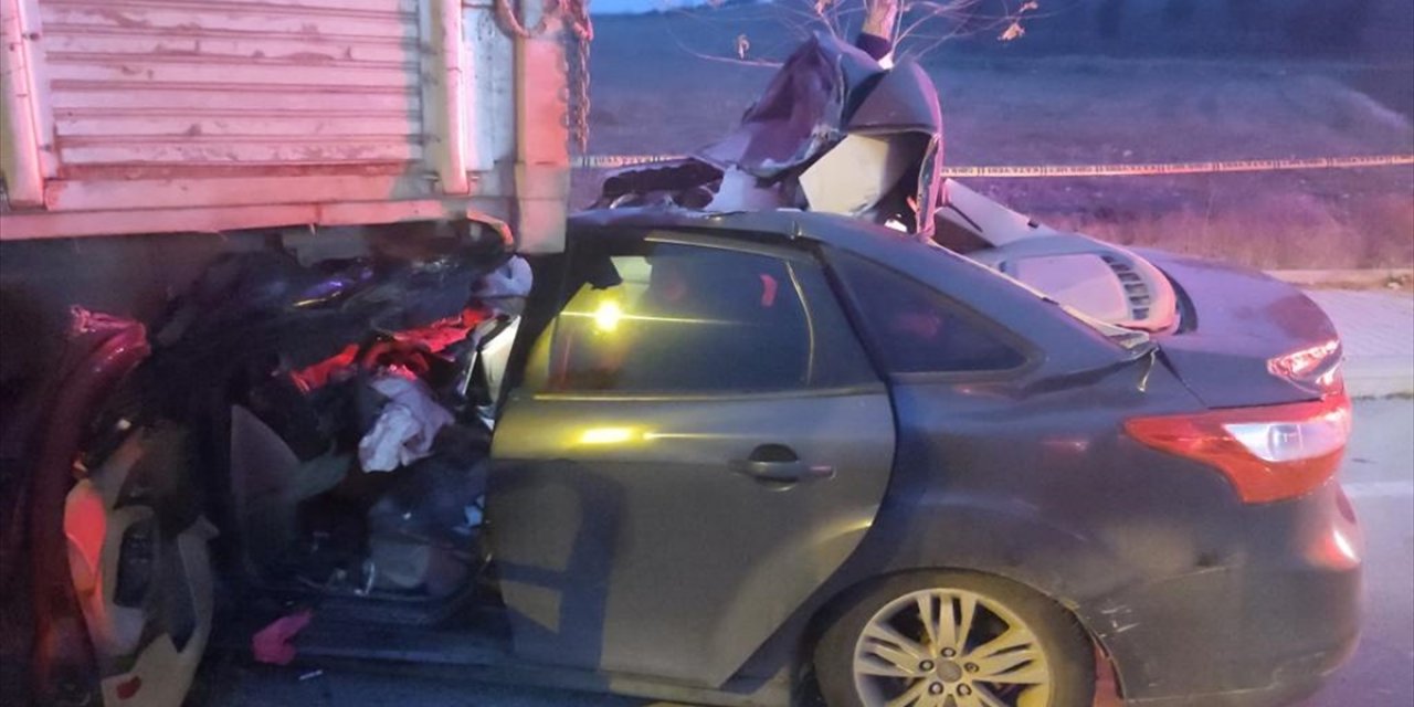 Konya'da TIR otomobille çarpıştı! 2 kişi ağır yaralandı