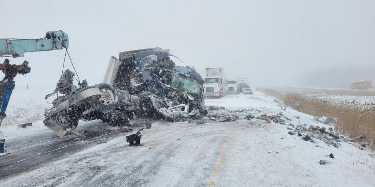Kar, tipi ve fırtına! 60’dan fazla araç birbirine girdi