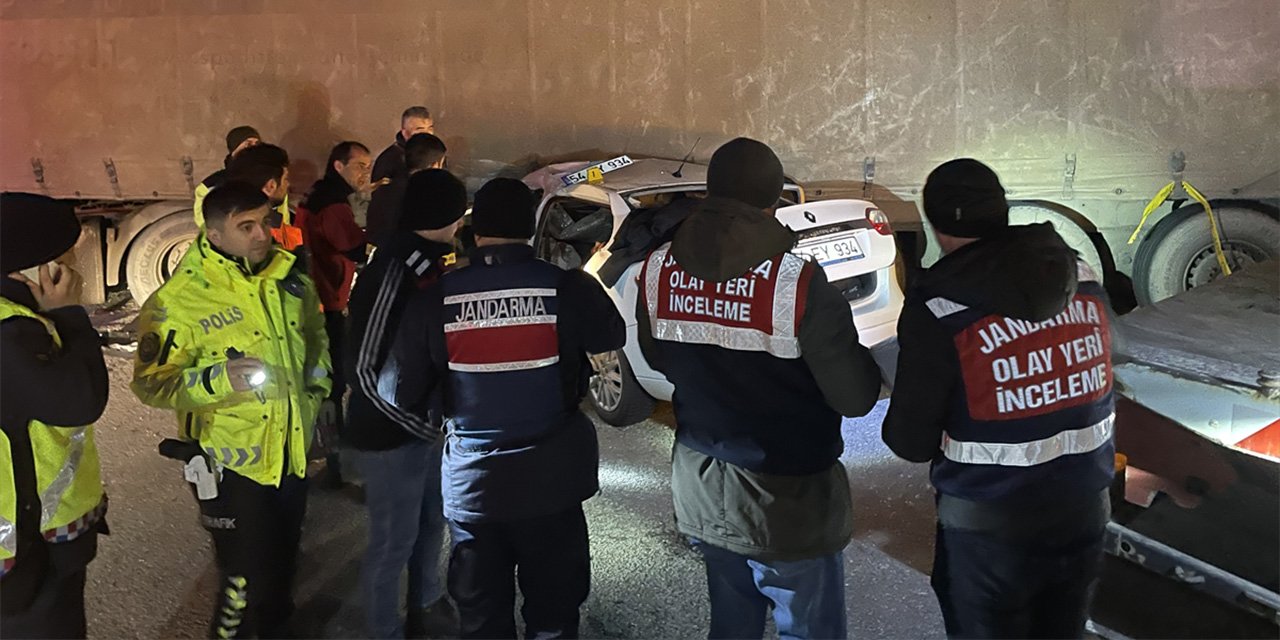 Otomobil, TIR'ın altına girdi! Feci kazada 1 kişi öldü